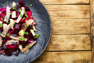 Ringa balıklı salata, pancar, soğan ve yeşil köylü.