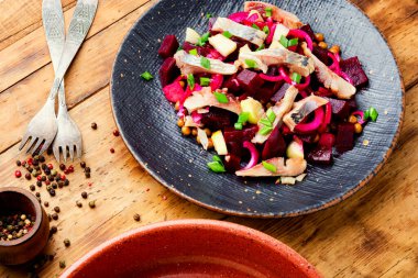 Tuzlu ringa salatası, pancar, soğan ve taze bezelye..