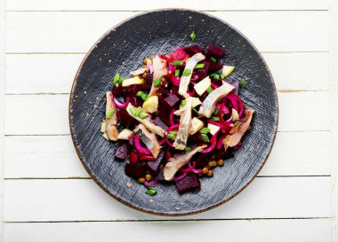 Ringalı salata, pancar, soğan ve yeşil köylü salatası. Tuzlu ringa fileto salatası.