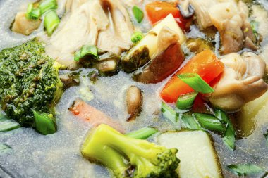 Mantarlı ve brokolili diyet sebze çorbası