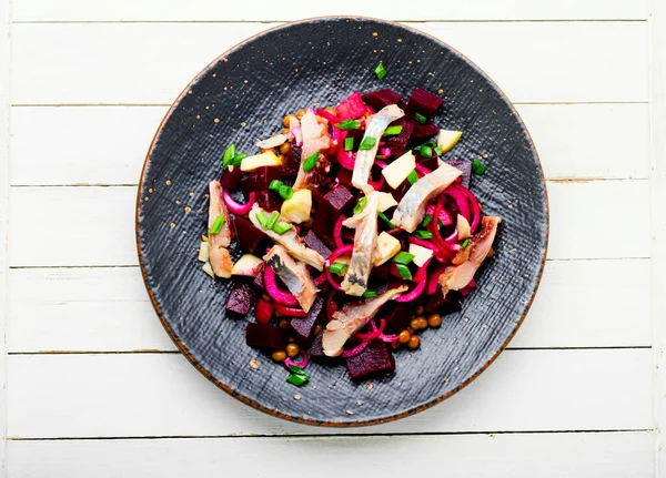 Ringalı salata, pancar, soğan ve yeşil köylü salatası. Tuzlu ringa fileto salatası.