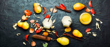 Sonbahar meyveli içecek. Armut, zencefilli içecek ve dökülen yapraklar.