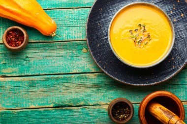 Sonbahar vejetaryen balkabağı kremalı çorba. Kabak çorbası ahşap kırsal masada.