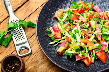 Domates, salatalık, turp ve mikro yeşil sebze salatası. Vitamin salatası..