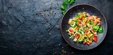 Domatesli sebze salatası, salatalık, turp ve mikroyeşil salata.