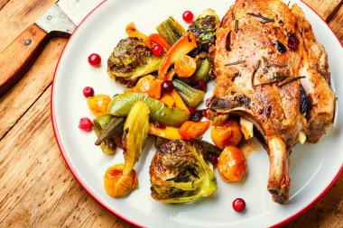 Kırsal ahşap masada sebzeli ızgara ızgara.