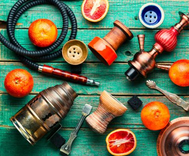 Doğu nargilesi ya da greyfurt aromalı tütünle shisha. Portakallı modern meyve shisha.