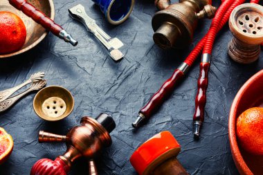 Doğulu nargile ya da greyfurt aromalı tütünlü shisha. Doğu dumanı Kalian.