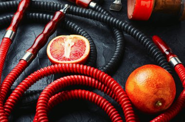 Doğulu nargile ya da greyfurt aromalı tütünlü shisha. Doğu dumanı Kalian.