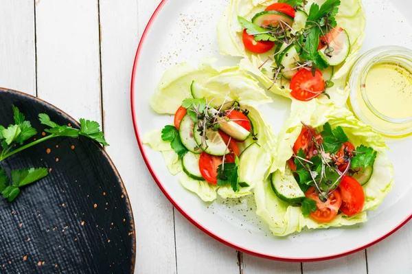 Yaz sebzeli yeşil salata. Lahanalı salata, salatalık, domates ve sebze. Sağlıklı sebze salatası.