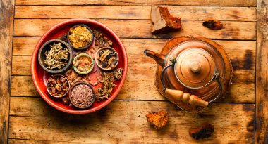 Çay ya da şifalı bitki karışımı. Bitkisel ilaçlarda şifalı bitkiler. Bitki çayı malzemeleri.