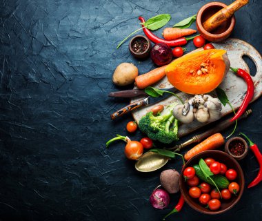 Mutfak masasında taze çiğ sebzeler. Sağlıklı beslenme konsepti. Organik yiyecekler.