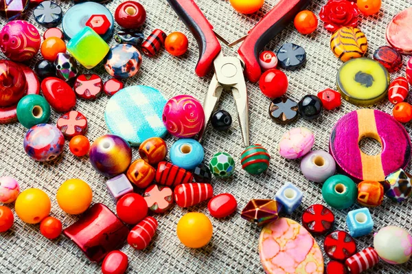 Mücevher yapmak için değişik şekil ve boyutlarda boncuklar. El işi.