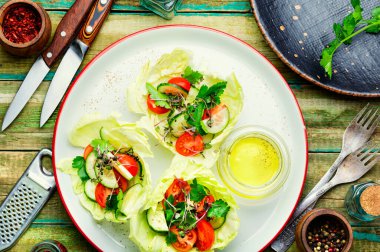 Lahana, salatalık, domates ve mikro yeşillikli taze vitamin salatası.