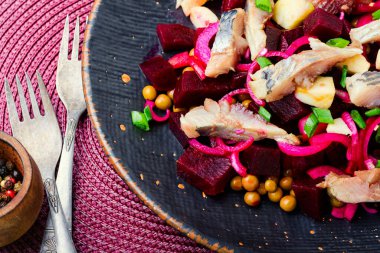 Tuzlu ringa salatası, pancar, soğan ve taze bezelye..