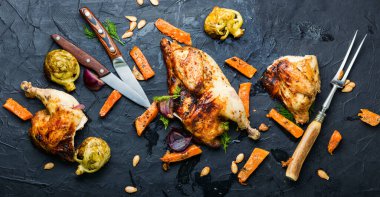 Balkabağıyla kızartılmış lezzetli keklik parçaları. İştah açıcı fırında tavuk..