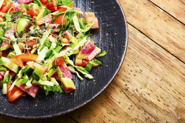 Sebzeli ve sebzeli bahar salatası. Vitamin salatası. Ev yapımı yemek.