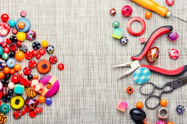 Mücevher yapmak için değişik şekil ve boyutlarda boncuklar. El işi.