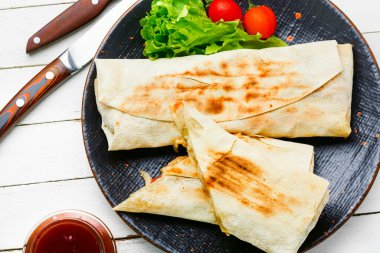 Shawarma, lavaşla sarılmış kızarmış tavuk etinden yapılmış Doğu yemeği. Türk yemeği.