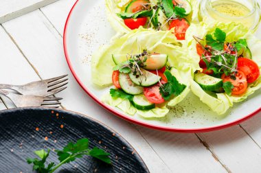 Lahana, salatalık, domates ve mikro yeşillikli vitamin yaz salatası.