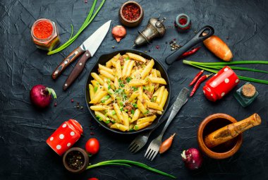 Kızarmış etli makarna tavası. Sovyet halk yemeği.