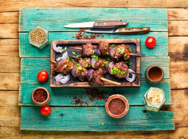 Şişe üzerinde Türk ya da Arap geleneği karaciğer kebabı