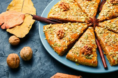 Geleneksel balkabağı çörekleri ya da sonbahar pastası. Balkabaklı çörekler..