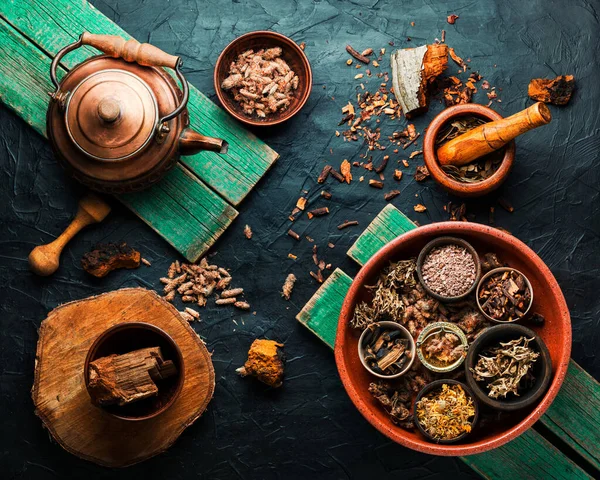 Şifalı çay ya da şifalı bitki karışımı. Bitkisel ilaçlarda şifalı bitkiler.