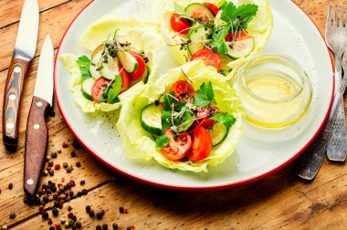 Lahanalı, salatalıklı, domatesli ve otlu sebze salatası. Sağlıklı beslenme.