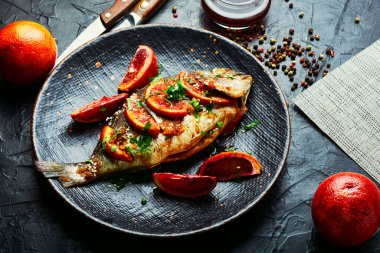 Portakallı fırında Dorado balığı. Deniz ürünleri.