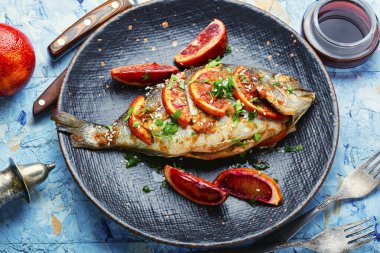 Portakallı fırında Dorado balığı. Deniz ürünleri.