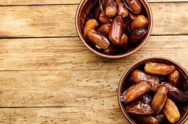 Kavanozda kurutulmuş hurma meyvesi. Geleneksel doğu tatlısı.