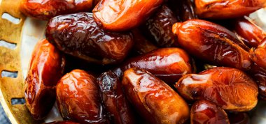 Kurumuş meyveler arka planda. Geleneksel doğu tatlıları.