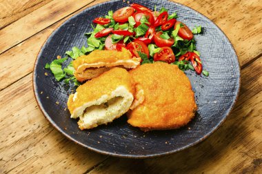 Taze sebze salatalı Kiev pirzolası. Tavuk köftesi.