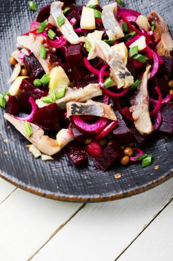 Ringa salatası, pancar, soğan ve yeşil köylü. Alman yemeği.