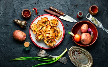 Pastırma ve peynirli fırında patates. Domuz pastırmalı ızgara patates.