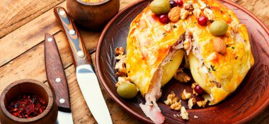 Hamur ve pastırma ile pişirilmiş lezzetli peynirli camembert peyniri