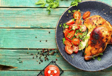 Sebze salatalı tavuk filetosu. Tabakta tavuk göğsü. Sağlıklı yiyecek.