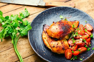 Sebze salatalı tavuk filetosu. Tabakta tavuk göğsü. Sağlıklı yemek.