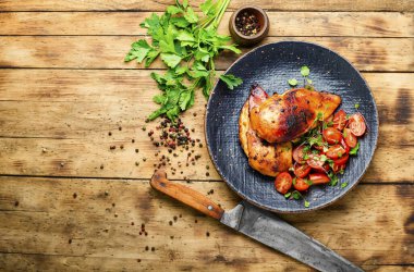 Sebze salatalı tavuk filetosu. Tabakta tavuk göğsü. Sağlıklı yemek.