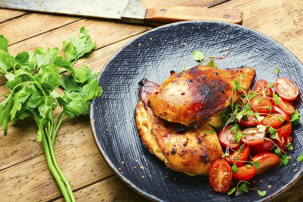 Sebze salatalı tavuk filetosu. Tabakta tavuk göğsü. Sağlıklı yemek.