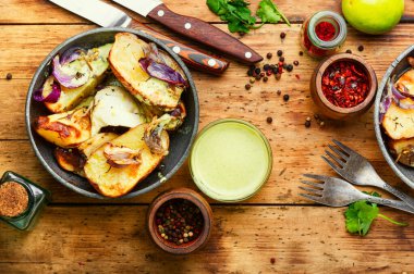 Peynirli ve soğanlı leziz kızarmış patates. Ev yapımı yemek.