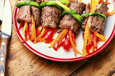 Doldurulmuş dolma biberli etli börekler. Biberli et dolması.