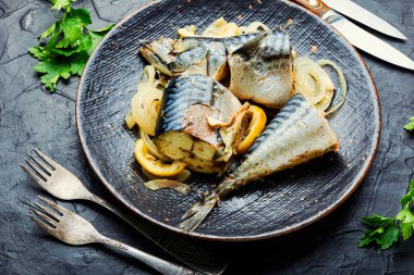 Buharda pişmiş uskumru parçaları tabakta. Diyet gıdalar. Deniz mahsulleri.