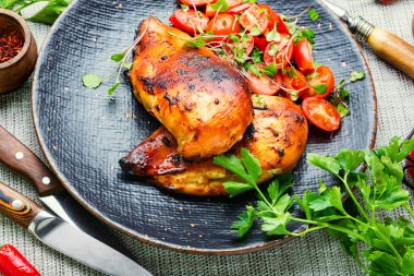 Sebze salatalı tavuk filetosu. Tabakta tavuk göğsü. Sağlıklı yemek.