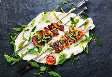 Şiş üstünde et. Isırgan salamuralı şiş şiş kebap..