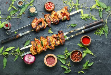 Isırgan salamuralı şiş kebap. Şişte et, barbeküde et.