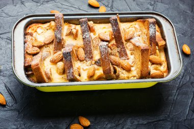 Tost ekmeği, süzme peynir, muz ve fındık. Kahvaltı için ev yapımı tost keki. Fransız kahvaltısı..