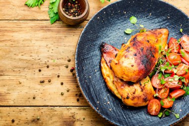 Sebze salatalı tavuk filetosu. Tabakta tavuk göğsü. Mesaj için yer var.