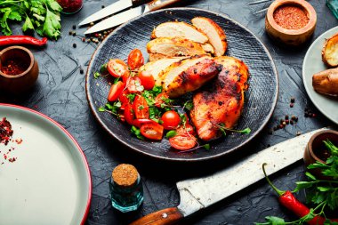 Sebze salatalı tavuk filetosu. Tabakta tavuk göğsü. Sağlıklı yemek.